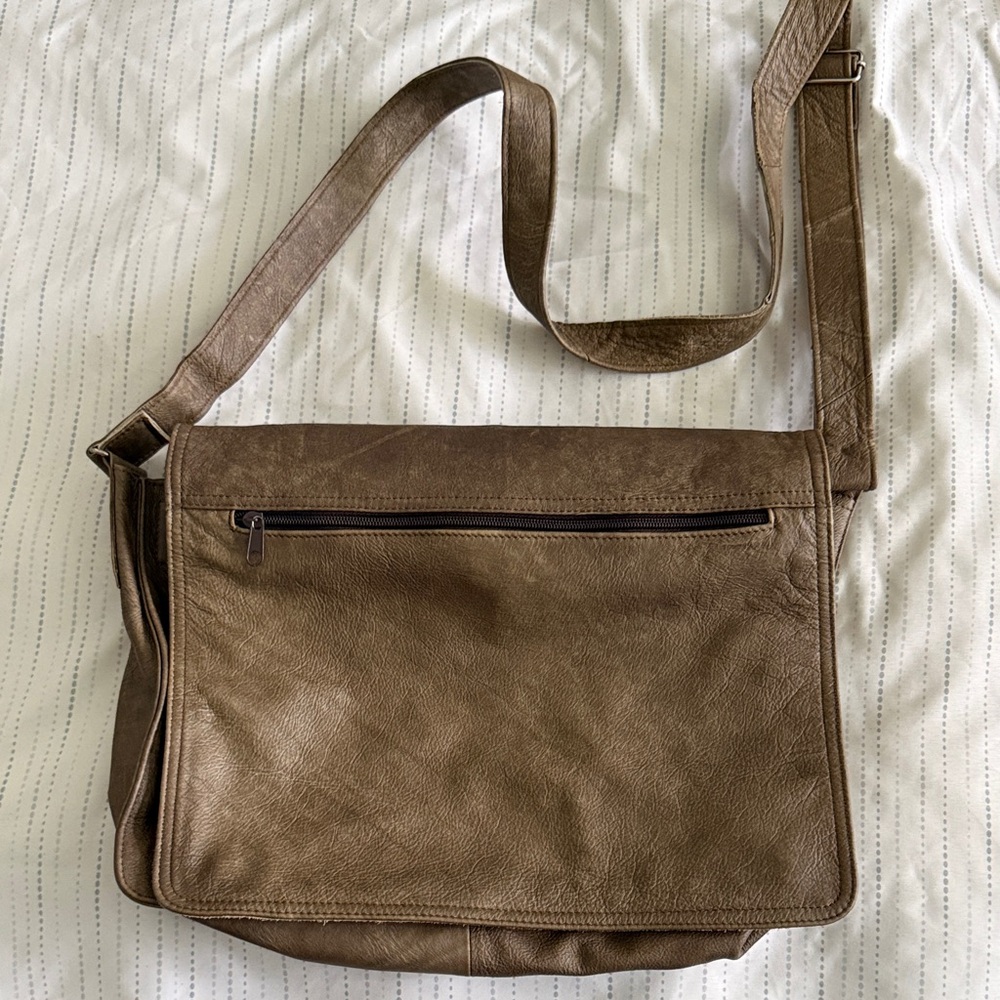 Men’s Brown Leather Messenger Bag with Adjustable Strap
